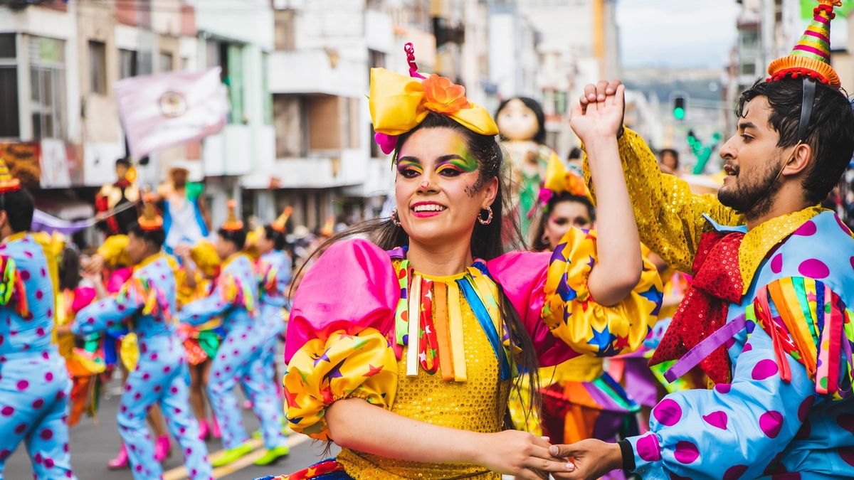 El desfile principal del Festival de la Fruta y de las Flores, en Ambato, constituye una de las actividades más populares del Carnaval. - Ladevi Medios y Soluciones El desfile principal del Festival de la Fruta y de las Flores, en Ambato, constituye una de las actividades más populares del Carnaval.