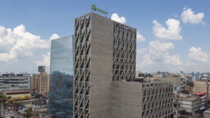 La moderna silueta del Holiday Inn Miraflores.