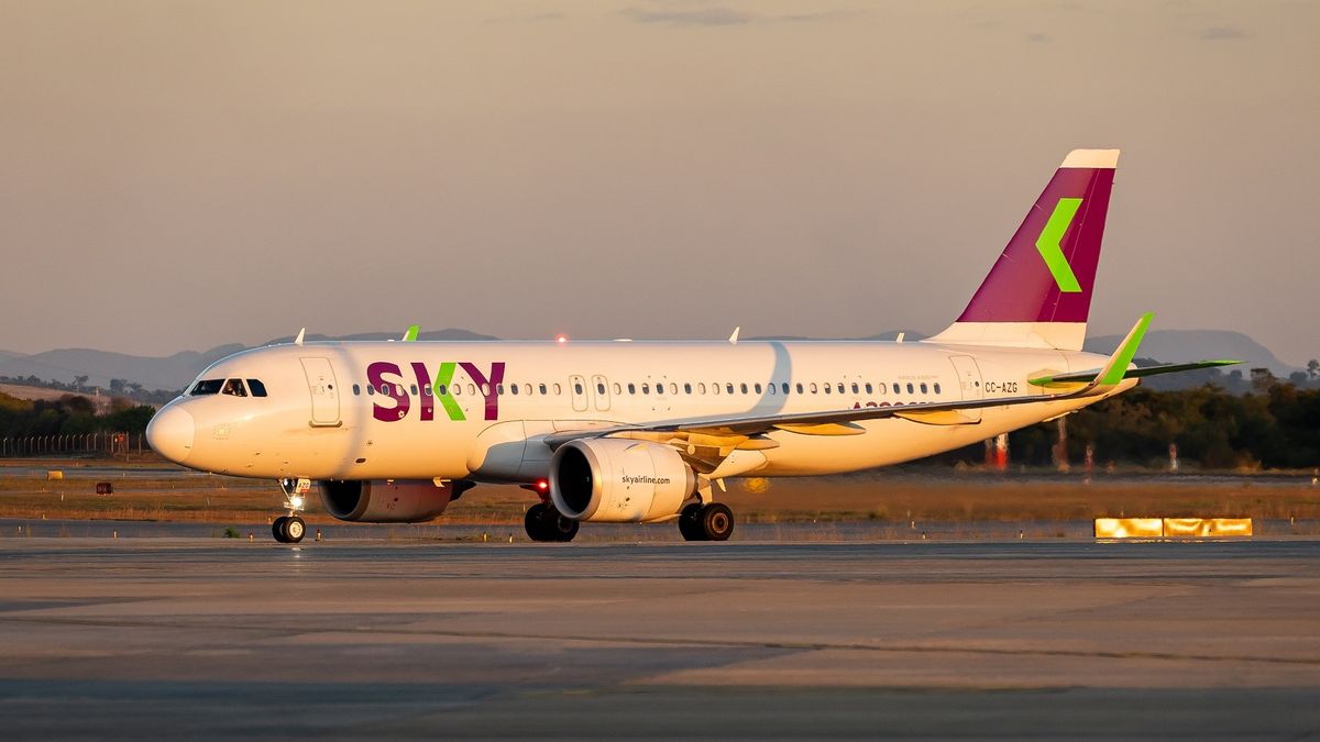 Sky Airline reportó un 32% más de pasajeros entre abril y junio con respecto al mismo periodo del año anterior. - Ladevi Medios y Soluciones Sky Airline reportó un 32% más de pasajeros entre abril y junio con respecto al mismo periodo del año anterior.