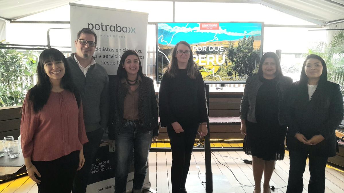 Los directivos y el equipo de Petrabax en el inicio del encuentro.