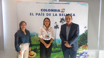 Ma. Beatriz González, gerente de Ventas de Avianca; Luz Adriana Buitrago, vicepresidenta ejecutiva de la Cámara de Comercio de Armenia y del Quindío; y Rodrigo Estrada, presidente ejecutivo de la Cámara.&nbsp;
