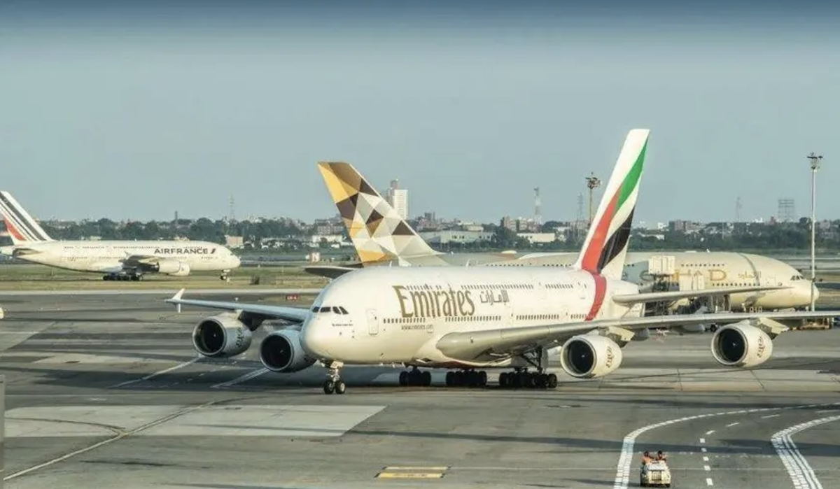 Aeropuerto de Dubái, con aviones de las aerolíneas Emirates y Etihad Airways, afectadas por la guerra en Medio Oriente.