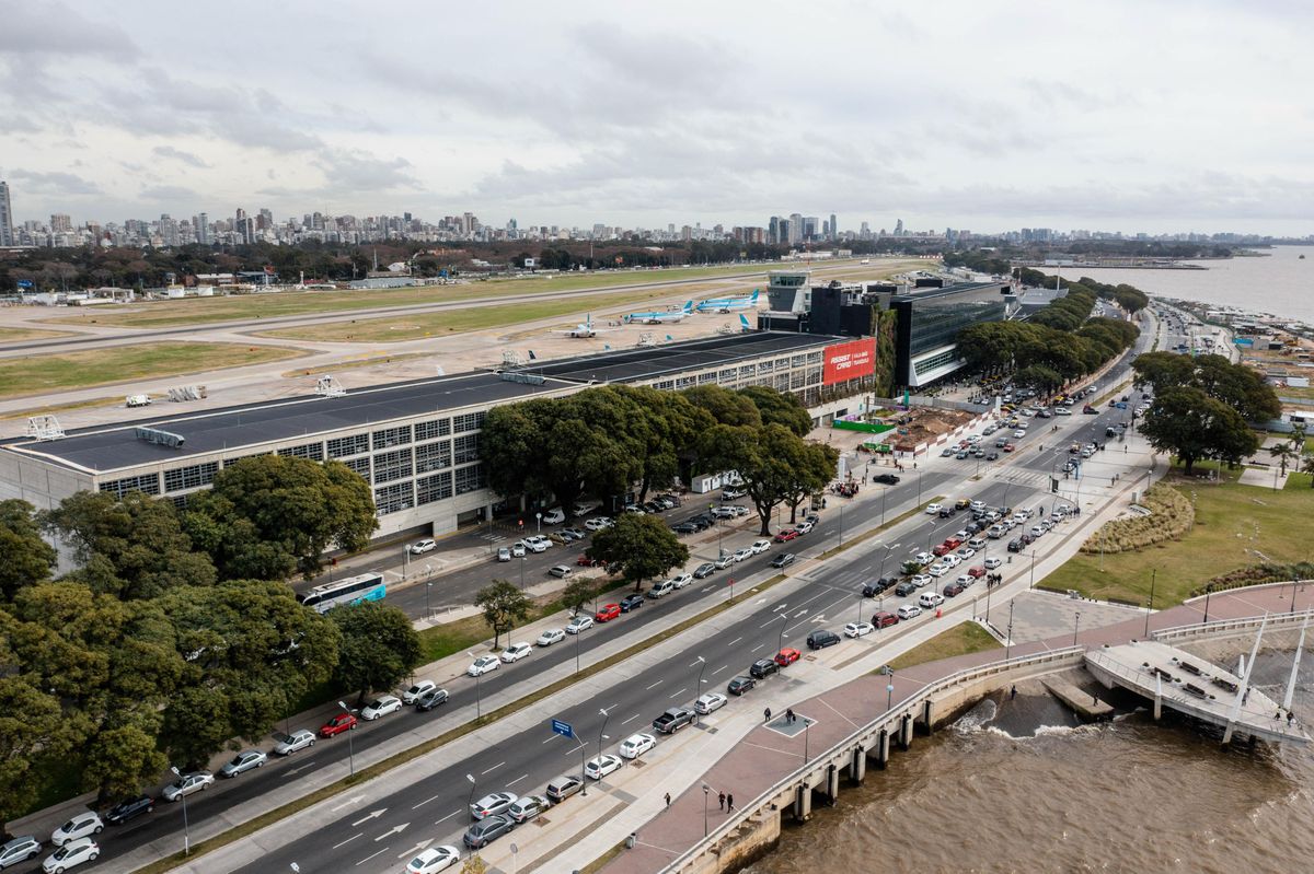 La inversión en Aeroparque contempla nuevas salas VIP, más espacios comerciales, mejoras tecnológicas y una ampliación de las áreas operativas para absorber más pasajeros y vuelos.