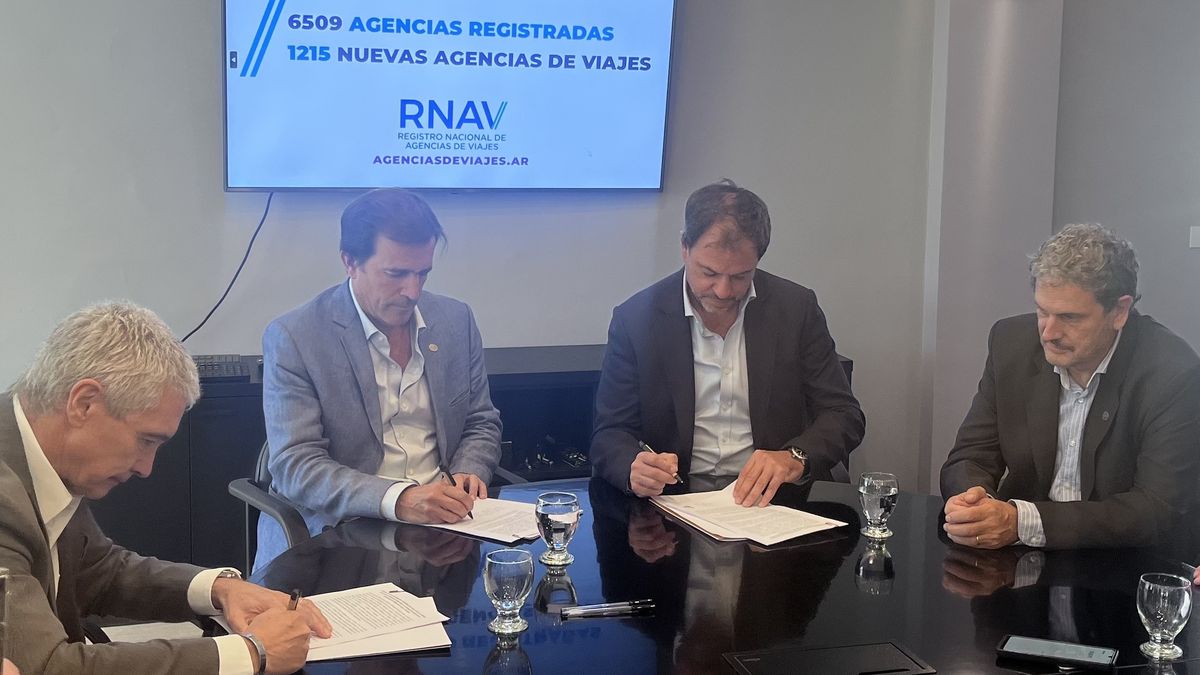 Adrián Pastine, secretario de Faevyt; Andrés Deyá, presidente de Faevyt; Valentín Díaz Gilligan, presidente del Entur; Adrián Manzotti, presidente de Aviabue.