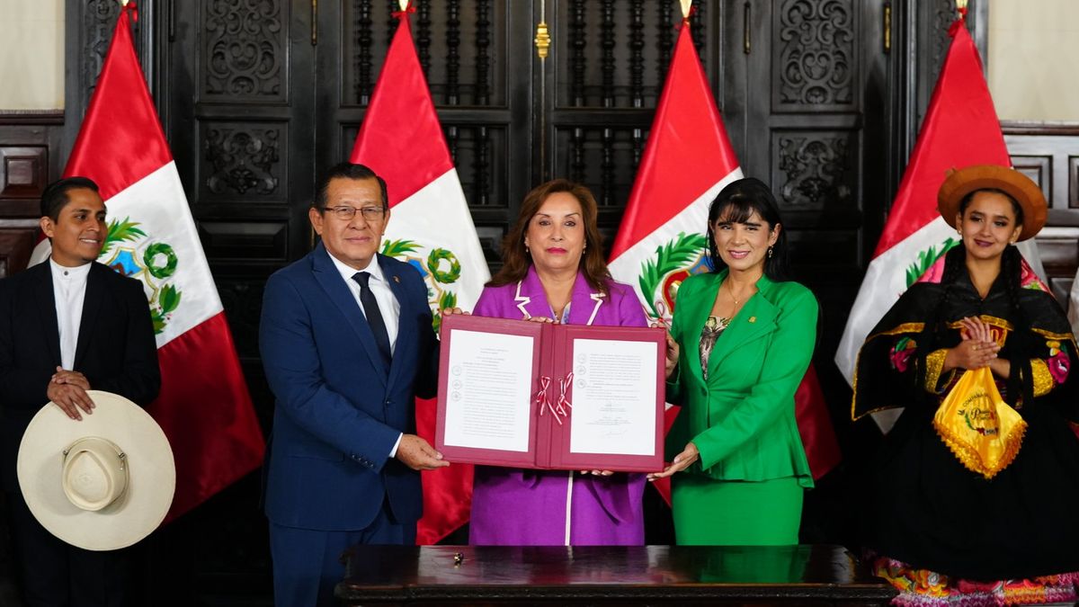 La ceremonia de firma de la Ley General de Turismo contó con la presencia de la presidenta de la República, y Dina Boluarte, la titular Mincetur, Úrsula Desilú León Chempén.