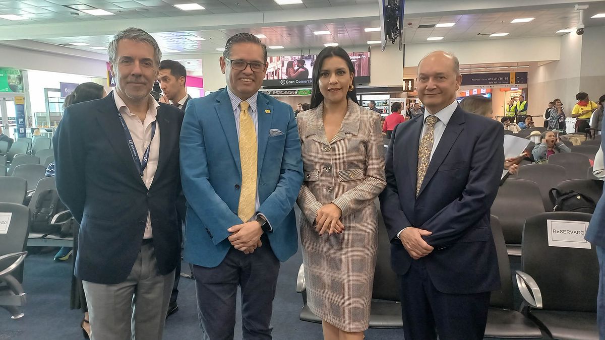 Alberto Cladera, country manager de Air Europa en Ecuador; Mateo Estrella, ministro de Turismo; Patricia Chiriboga, subsecretaria del Ministerio de Transporte; y Enrique Yturriaga, embajador de España en Ecuador.
