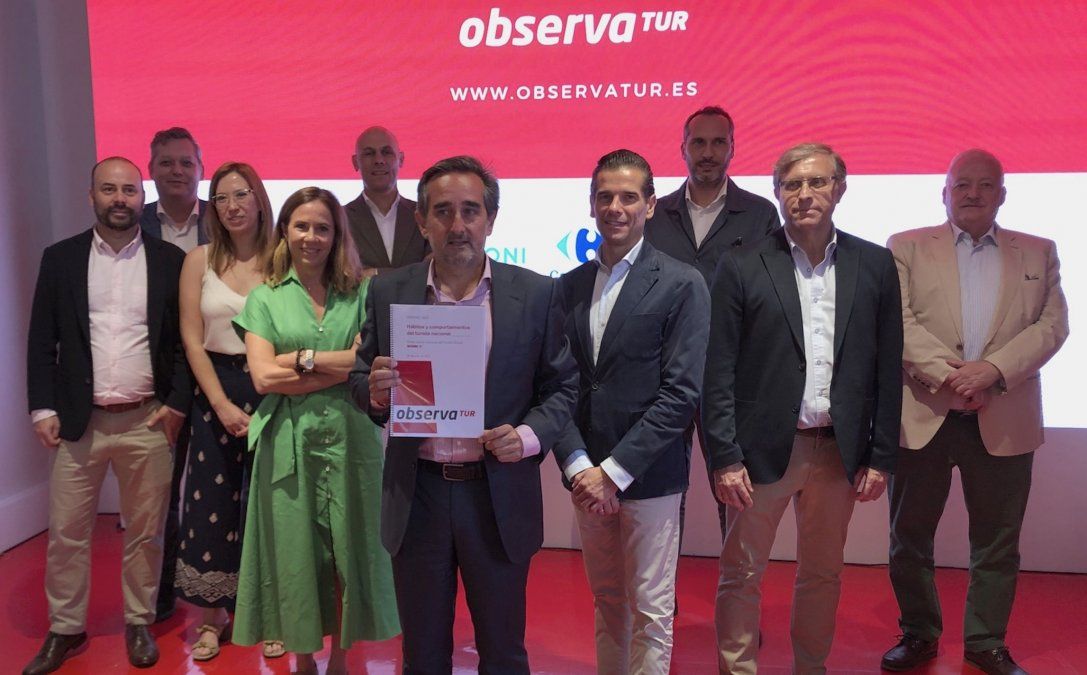 Representantes de ObservaTUR en la presentación del informe.