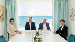 Ejecutivos de Iberostar e IHG tras la firma de la alianza para comercialización de resorts y hoteles en primera línea de playa.