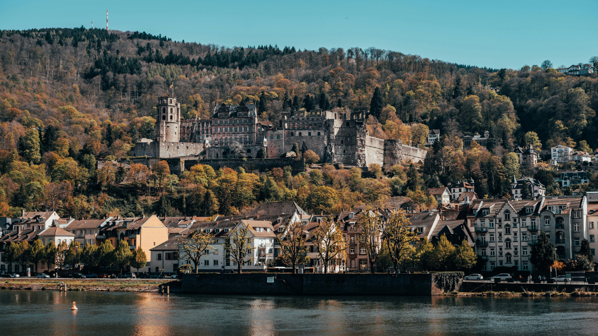 Heidelberg combina castillo, río y casco antiguo en una de las ciudades más románticas y caminables de Alemania.