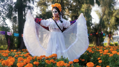 Celebra el Día de Muertos a bordo de una trajinera en Xochimilco