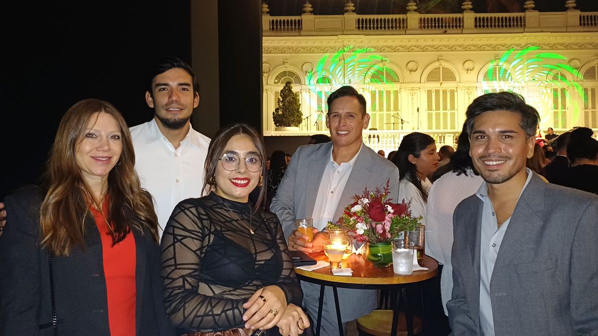 Miguel Portugal de Vidatur junto al equipo comercial de Tienda Viajes Uruguay.