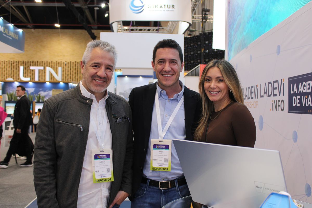 Fabián Manotas, Jordi Solé y Jessica Sánchez, en el stand de Ladevi Medios y Soluciones. 