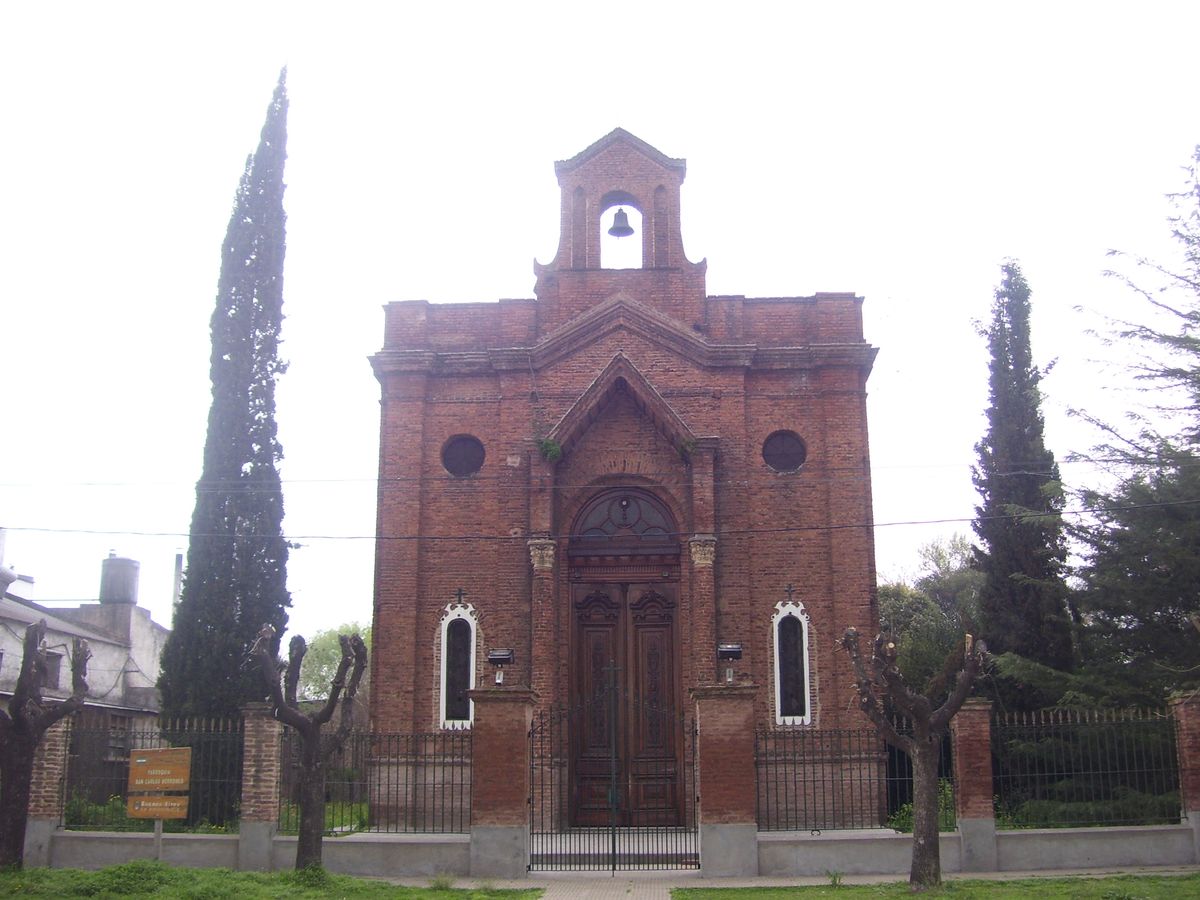 La capilla San Carlos Borromeo combina historia y arquitectura en un pueblo cuyo atractivo principal es combina relax y gastronomía. La capilla San Carlos Borromeo combina historia y arquitectura en un pueblo cuyo atractivo principal es combina relax y gastronomía.