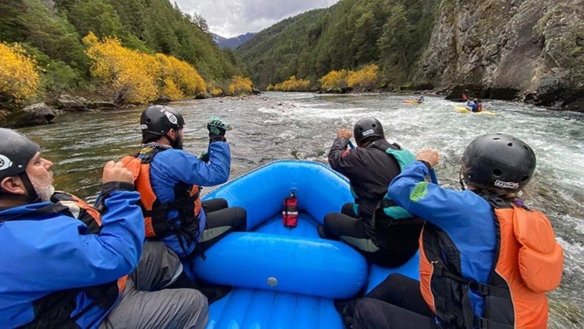 Cruzá la Cordillera de los Andes haciendo rafting y contemplá los paisajes de la Patagonia desde un ángulo diferente. Cruzá la Cordillera de los Andes haciendo rafting y contemplá los paisajes de la Patagonia desde un ángulo diferente.