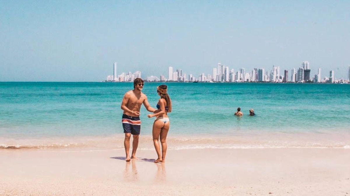 Escápate de Cartagena a la tranquila Isla Punta Arena ideal para un día de descanso.