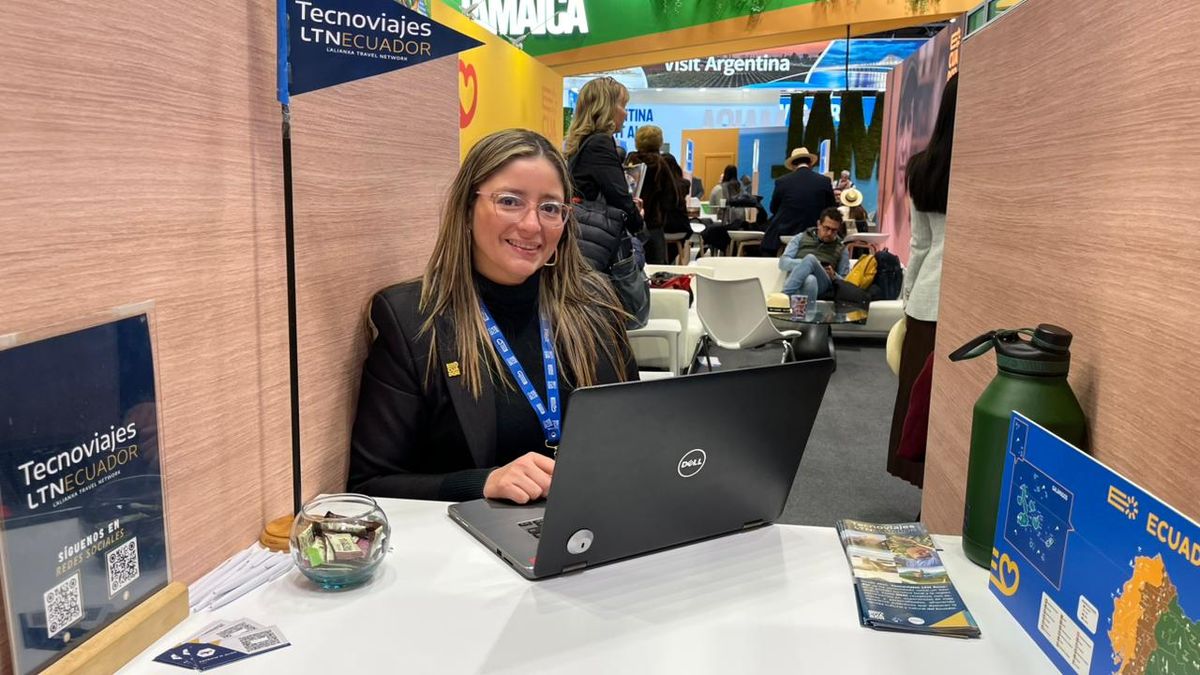 Karen Lara, gerente comercial de agencia de viajes Tecnoviajes, en Fitur 2026.
