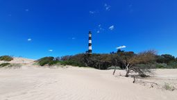 Villa Gesell: la enorme y fascinante extensión de médanos junto al mar&nbsp;junto al imponente faro blanco y negro (de 54 m. de altura) crean un paisaje que asombra a todos.
