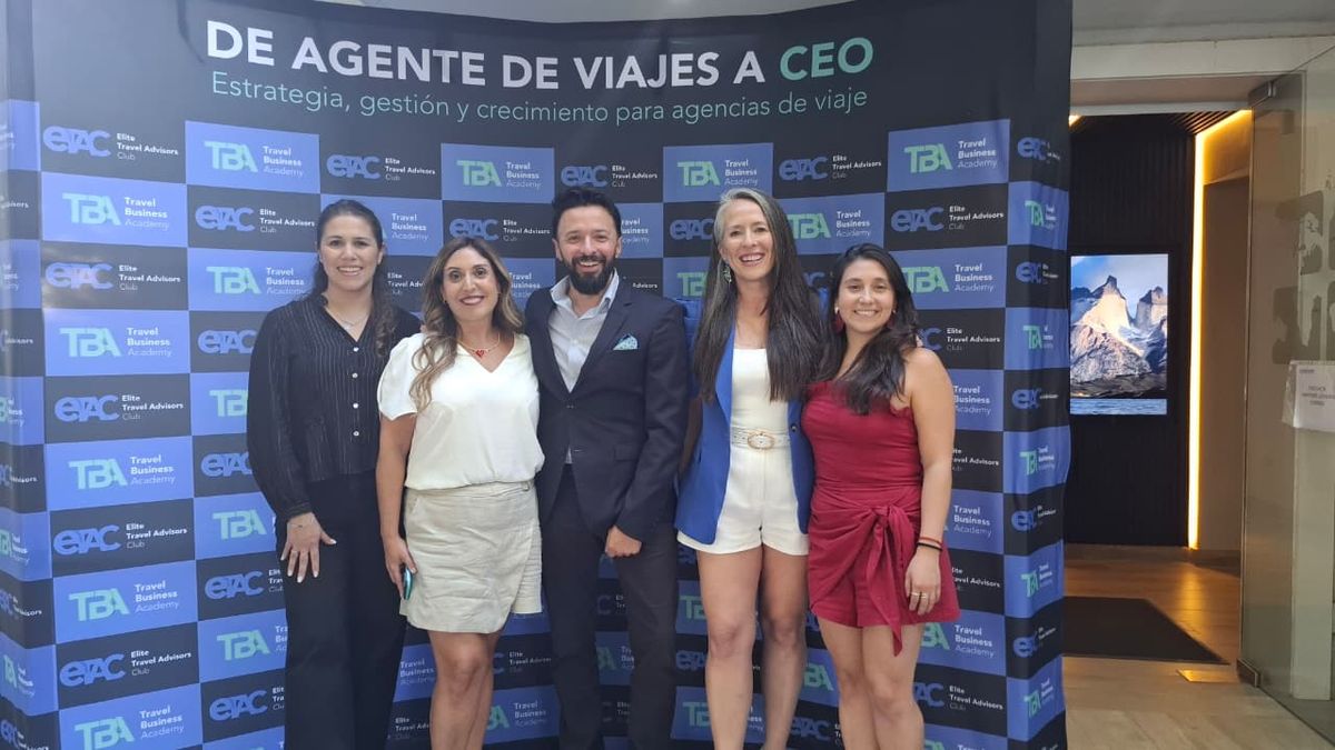 Fundadoras de Travel Business Academy junto con partners de la iniciativa. 