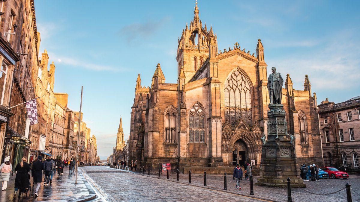 Destefanis Travel: uno de los destinos del itinerario de la salida es Edimburgo, la capital de Escocia, que espera a los turistas con sus callejones, su impresionante castillo y su calle principal, Royal Mile.