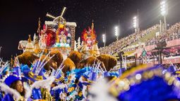 El Carnaval de Brasil transforma ciudades como Río de Janeiro, Salvador y Recife en un escenario de música, color y celebraciones que atraen a millones de visitantes cada año.