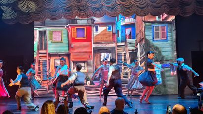 El show de Madero Tango cuenta con más de 30 artistas en escena.