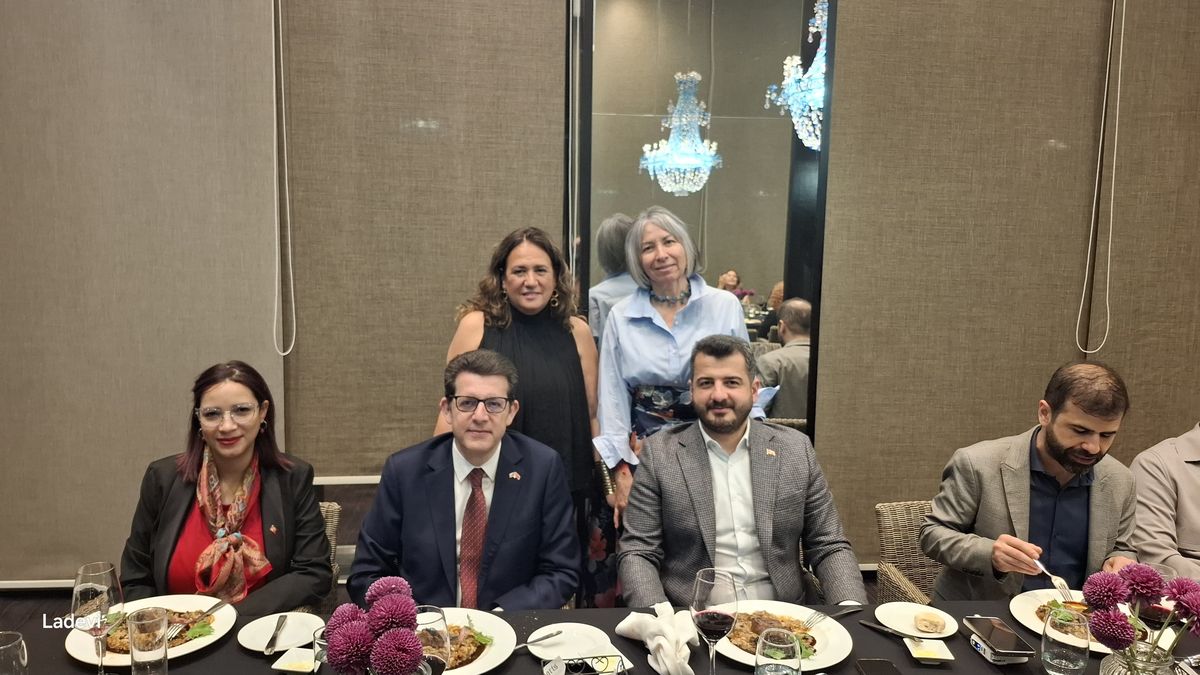 Equipo de Travelaway junto al embajador Ahmet Ihsan Kzltan y Cengiz Deveci, CEO de Honest Global. 