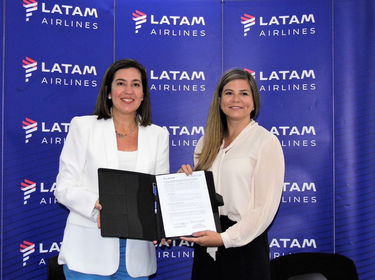 Bianca Dager, ministra de Ambiente (S) y Mónica Fistrovic, CEO de Latam Airlines Ecuador. - Ladevi Medios y Soluciones Bianca Dager, ministra de Ambiente (S) y Mónica Fistrovic, CEO de Latam Airlines Ecuador.
