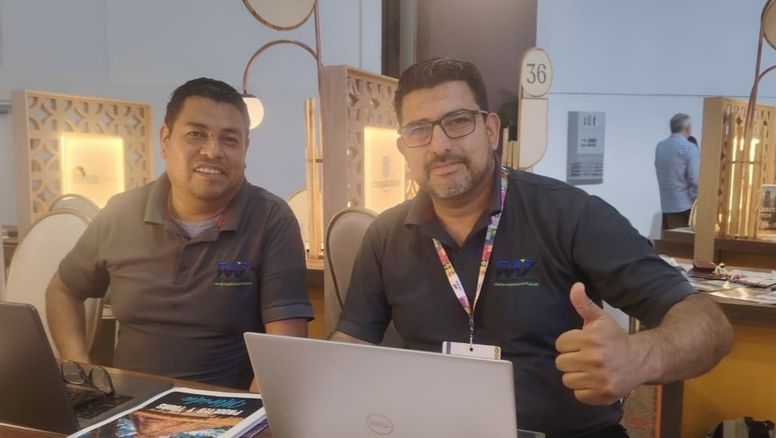 Alberto Navarro, asesor comercial de la zona centro de Ruta Maya Travel, y Armando Bribiesca, gerente comercial nacional de la compañía en Tianguis Turístico.