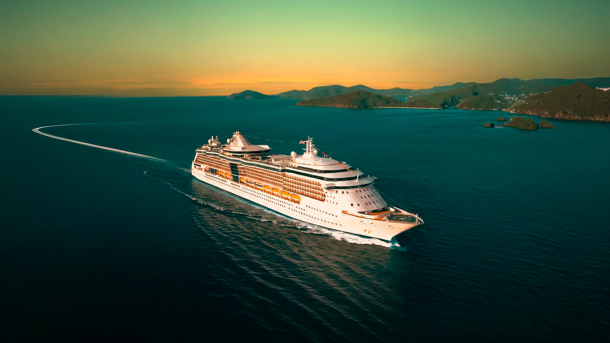 Opciones para viajar en cruceros con salidas accesibles y rutas por el Caribe.