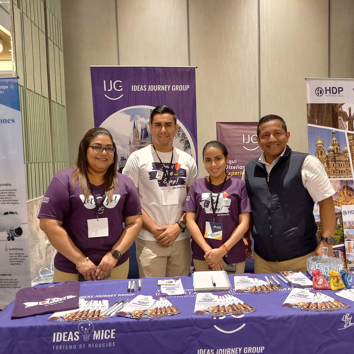 Equipo Ideas Journey, incluido Ronny Rosales. - Ladevi Medios y Soluciones Equipo Ideas Journey, incluido Ronny Rosales.