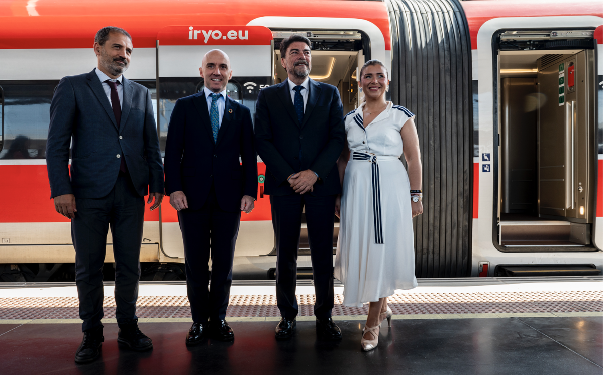 Representantes pol&iacute;ticos de los destinos y de iryo, en la estaci&oacute;n de Alicante