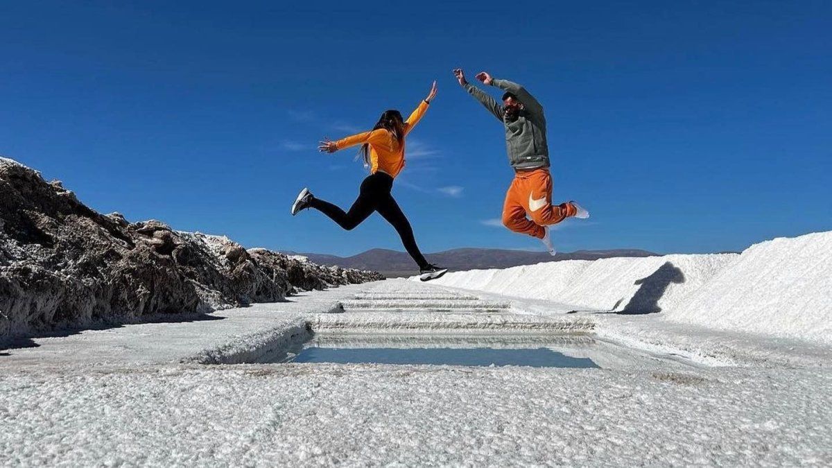 Las Salinas Grandes se ubican a dos horas, 15 minutos en autos desde San Salvador de Jujuy. 