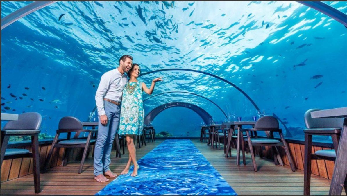 Hurawalhi IslandResort en Maldivas cuenta con el restaurante submarino de cristal más grandedel mundo.