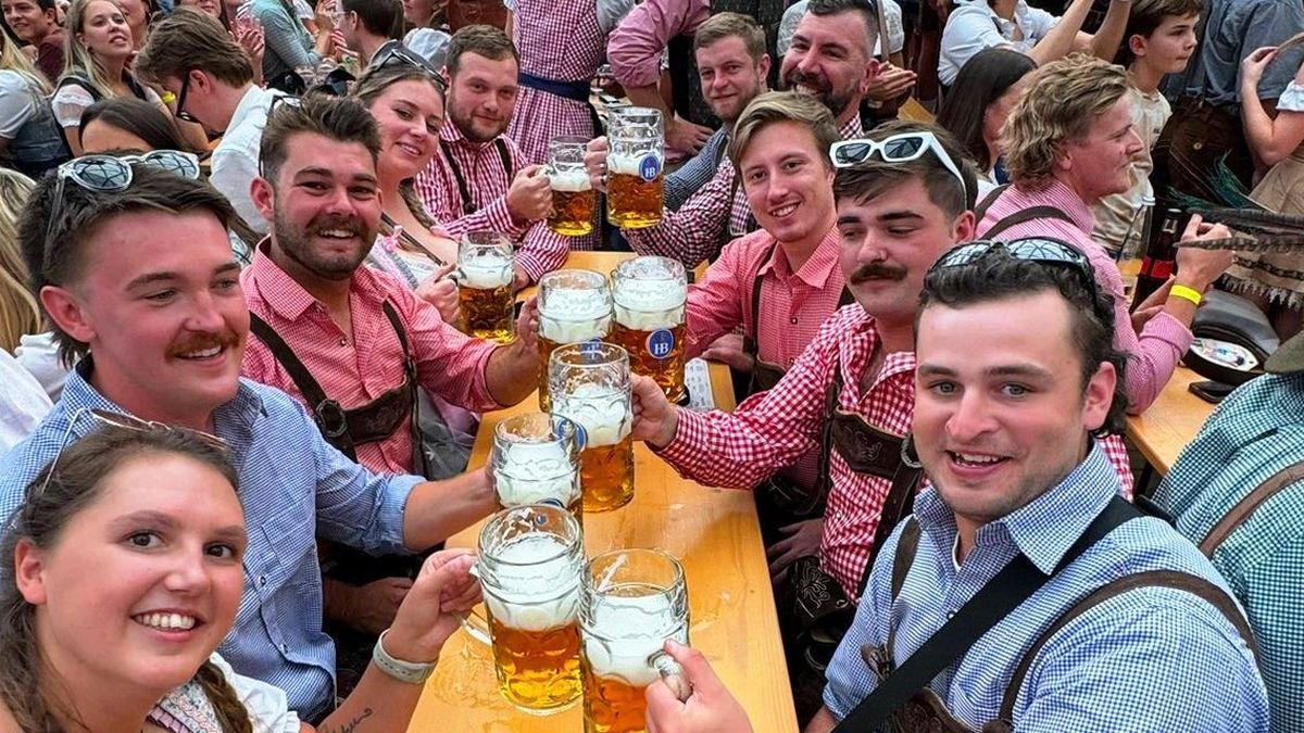 Europa: Oktoberfest es el festival de cerveza más grande y famoso del mundo reúne a multitudes en enormes carpas para disfrutar de las mejores cervezas alemanas, comida y música tradicional. - Ladevi Medios y Soluciones Europa: Oktoberfest es el festival de cerveza más grande y famoso del mundo reúne a multitudes en enormes carpas para disfrutar de las mejores cervezas alemanas, comida y música tradicional.