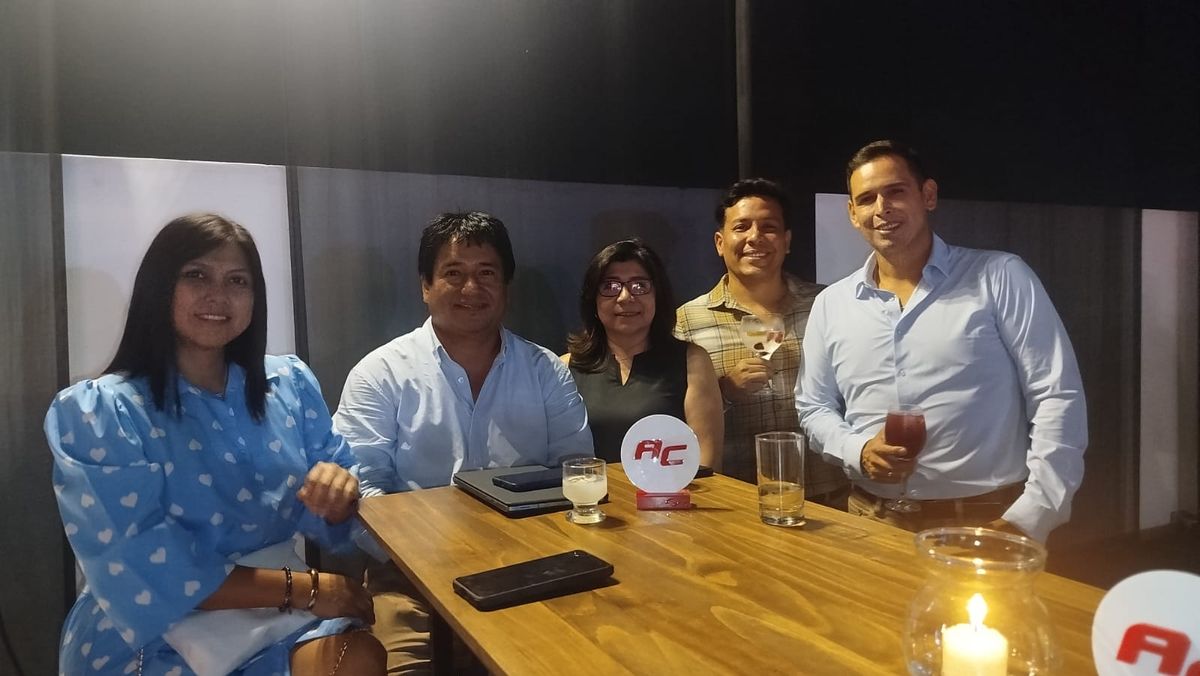 Miguel Portugal y Mirko Arrunátegui de Vidatur junto a agentes de viajes invitados.