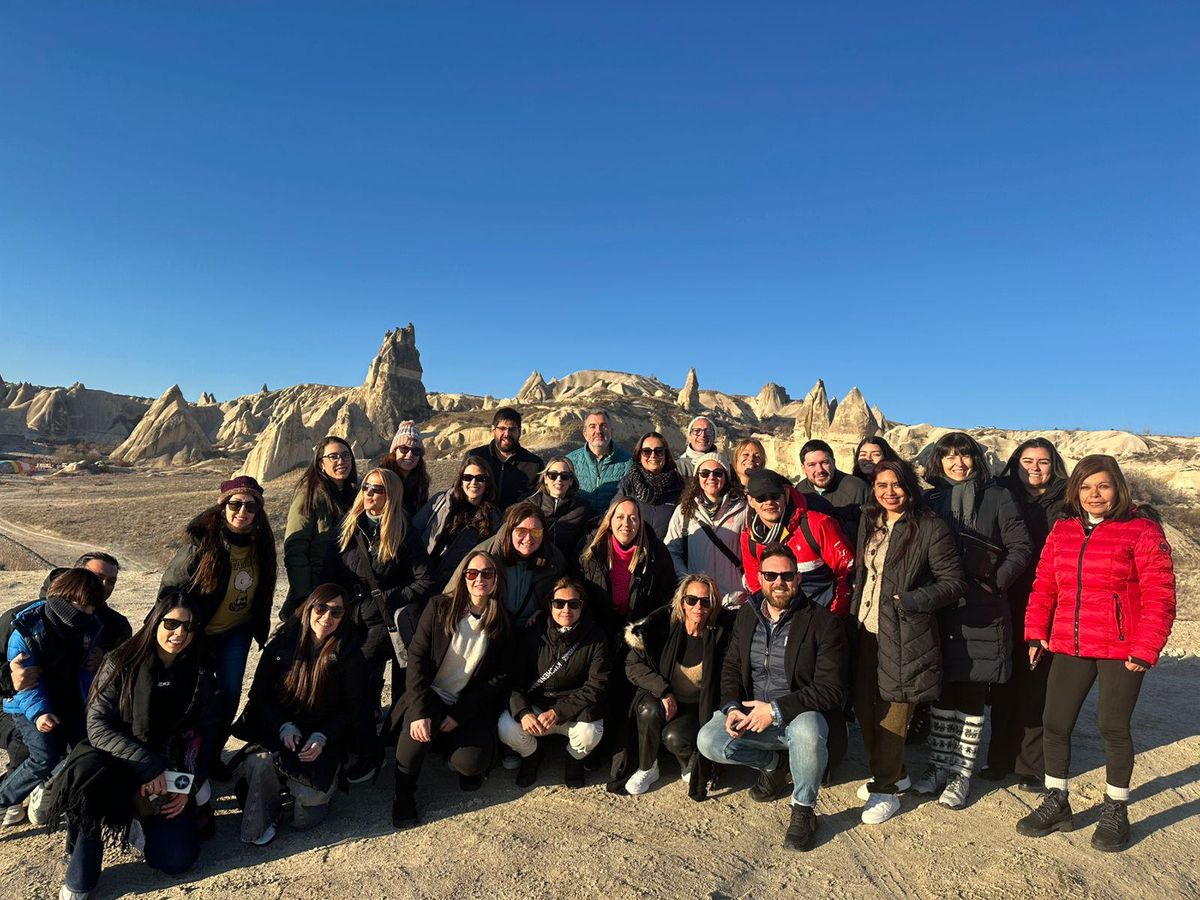 Profesionales del turismo en la experiencia de globo en Capadocia, Turquía. - Ladevi Medios y Soluciones Profesionales del turismo en la experiencia de globo en Capadocia, Turquía.