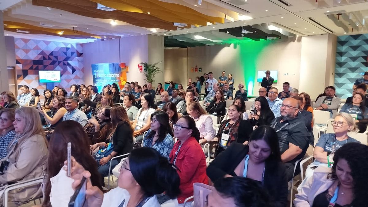 Agentes de viajes recibiendo las charlas del evento de Santa Catarina.