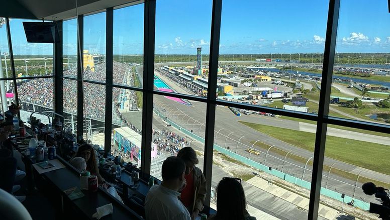Los operadores completaron la experiencia VIP con una visita por los boxes, donde conocieron al piloto cubano Aric Almirola.