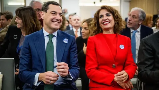 Juanma Moreno (candidato del PP a revalidar el gobierno en la Junta de Andalucía) y su principal oponente, María Jesús Montero, del PSOE.