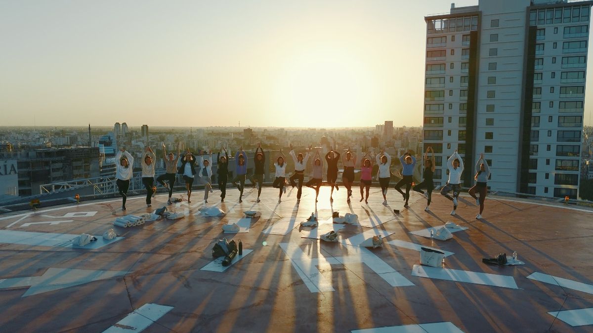 La clase de yoga que ofrecieron Secrets y Aero para agentes de viajes.
