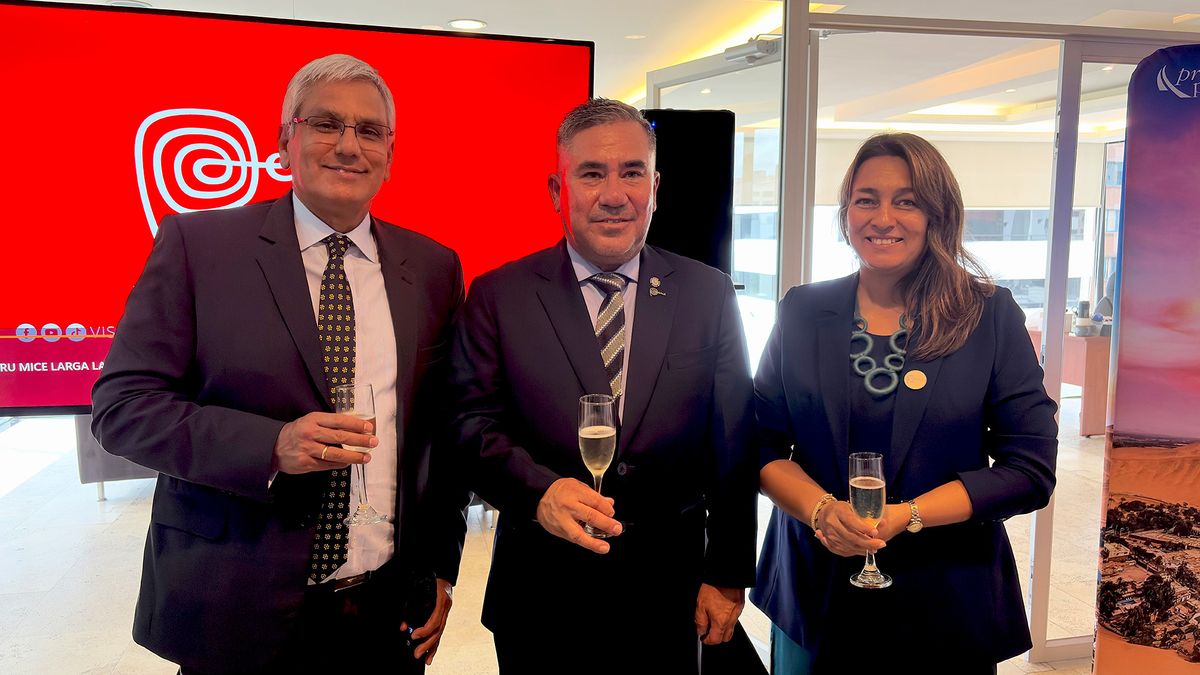 Eduardo Zeballos, embajador de Per&uacute; en Ecuador; Gustavo Garc&iacute;a, consejero econ&oacute;mico comercial de PromPer&uacute; Ecuador; y Elva Y&aacute;nez, coordinadora de Turismo de Reuniones de PromPer&uacute;.