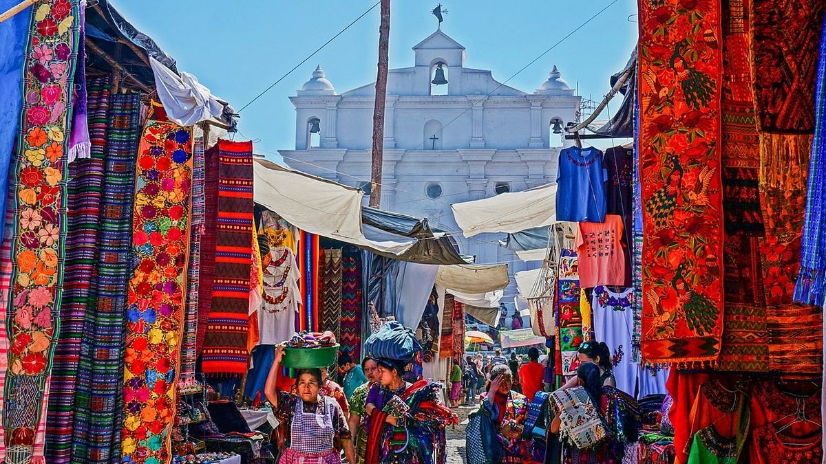 Chichicastenango suma mercado, tradición religiosa y una de las escenas culturales más intensas del altiplano guatemalteco.