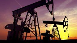 altText(El precio del petróleo crudo cae a su nivel más bajo desde 2002)}