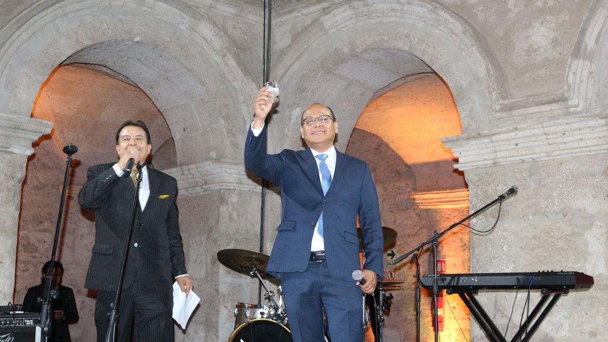 Santana realizó el brindis para dar con la inauguración oficial de la feria turística.