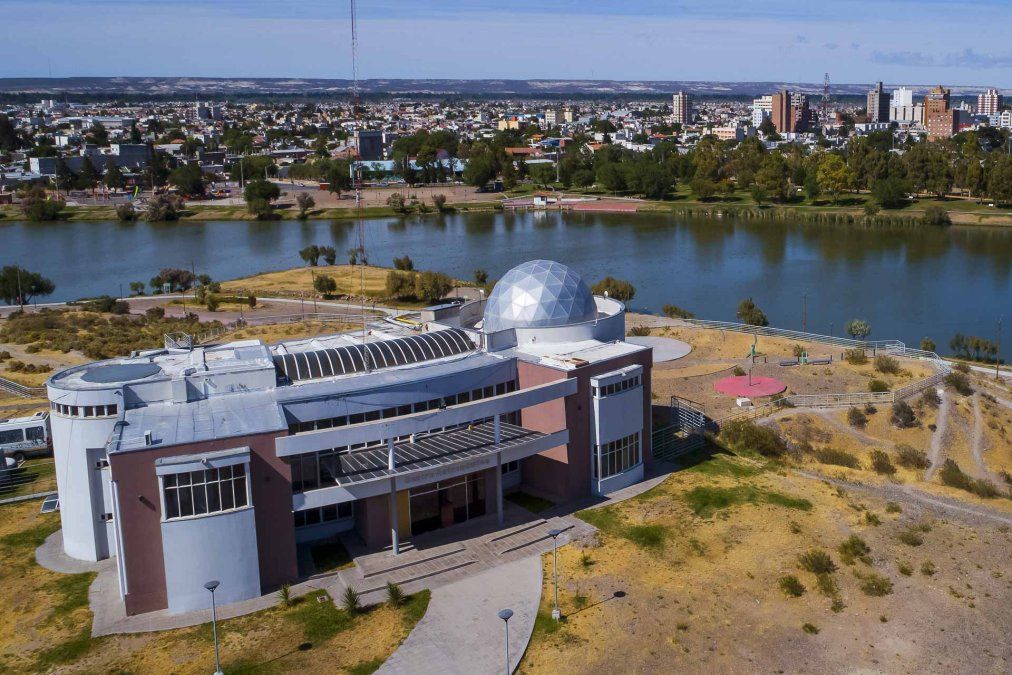 En el Centro Astronómico Trelew se ofrecen visitas guiadas con proyecciones e historias de nuestro sistema solar.