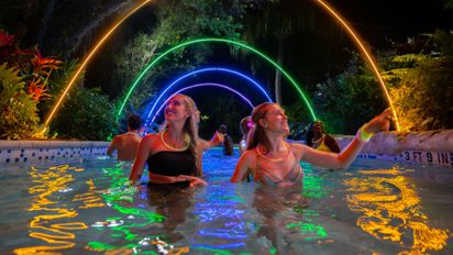 Vive los colores de AquaGlow en Aquatica Orlando.