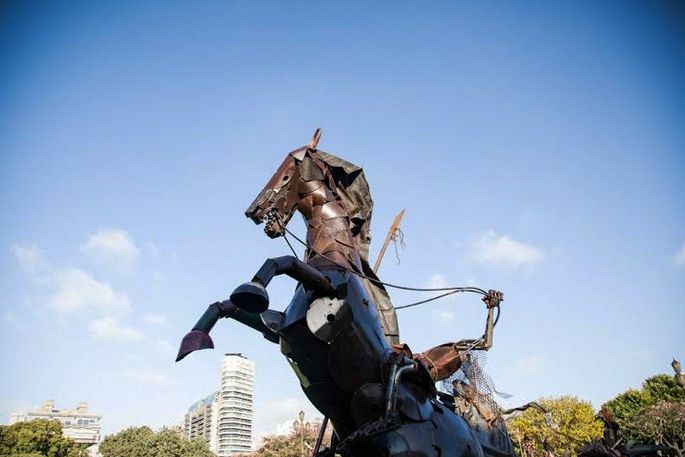 Carlos Regazzoni expone sus obras que invitan a dejar volar la imaginación.