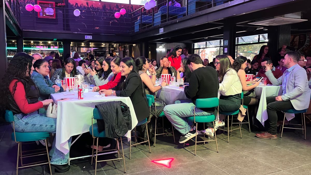 En medio de premios, karaoke y buena compañía los asistentes disfrutaron del bingo realizado por Grupo Mok.