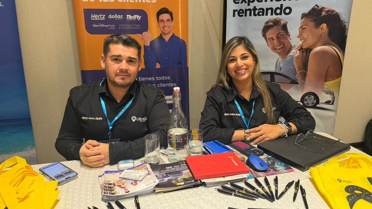 Camilo Salazar, director comercial para Colombia, Ecuador y Panamá de Linex Go, y Jéssica Cruz, asesora comercial de Linex Go en Guayaquil, en el Ladevi Workshop Guayaquil. 