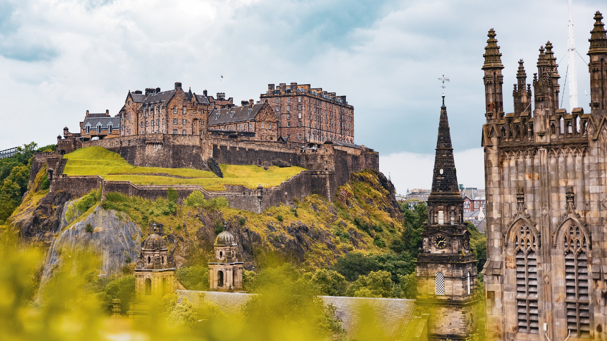 Estafas en turismo: imputan a dueños de agencia de viajes por dejar turistas varados en Escocia y usar el dinero en un viaje personal.